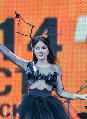 Sahne yakın çekim kız.