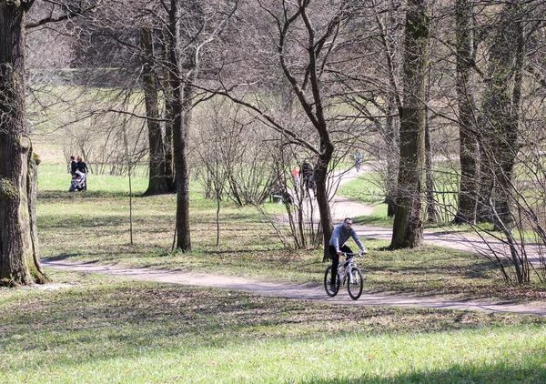 El hombre en el parque en bicicleta . — Foto de Stock
