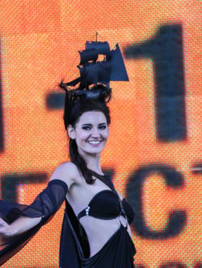 Kız sunan giysi Tasarımcısı portre.