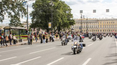 Palace Meydanı'na bırakarak motorcu.