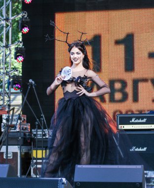 Modeli, Giysi Tasarımcısı görüntülemek.