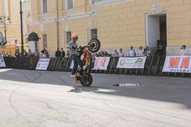 Stunts gerçekleştirmek motorcu.