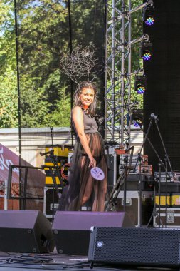 Tasarımcı dekorasyonu ile şeffaf elbise temsil eden kız.