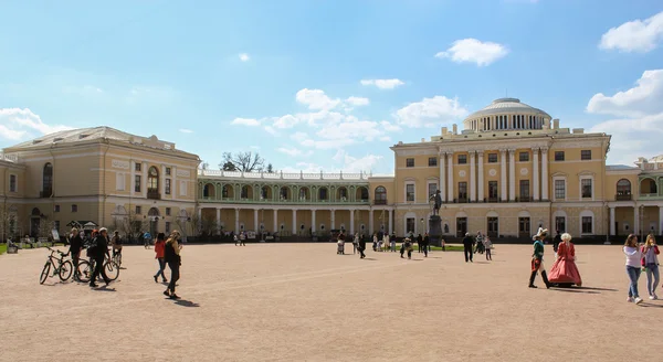 A Pavlovsk palota előtti téren. — Stock Fotó