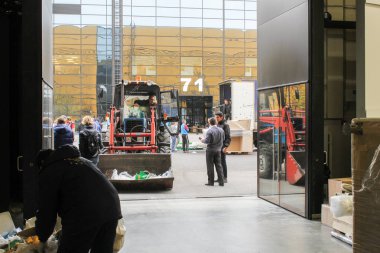 Traktör çöp toplama.