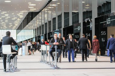 Tablolar ve lobide expo forumun insanlar.