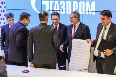 Sözleşme imzalama sonra iş adamları.