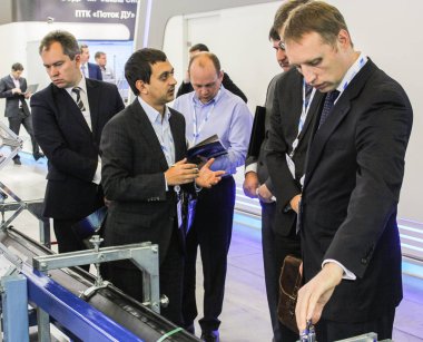 Tartışmalar ve bir grup insan.