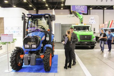 İnsanlar araç sektöründe.