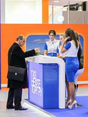 İnsanların çubuğu üzerinde iletişim.