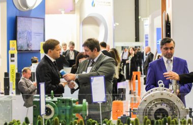 İnsanlar şirketin standında.