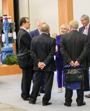 Tartışmalar ve bir grup insan.