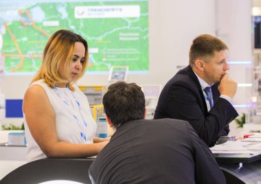 Barın arkasındaki şirket temsilcileri.