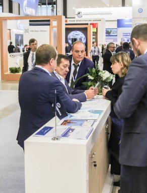 İnsanların çubuğu üzerinde iletişim.