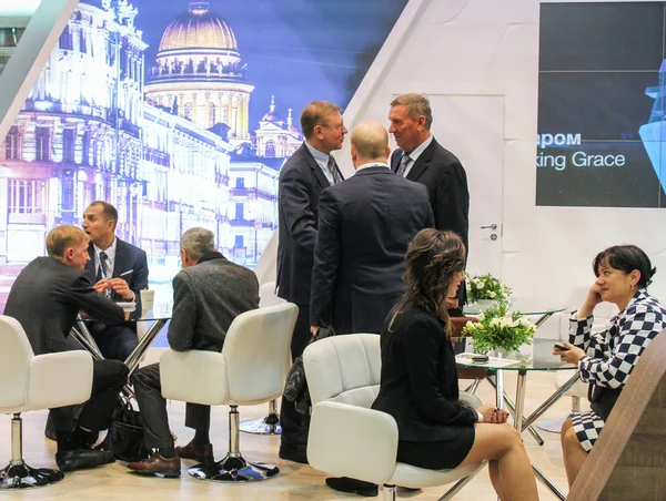 İş adamları bir rekreasyon alanı içinde.