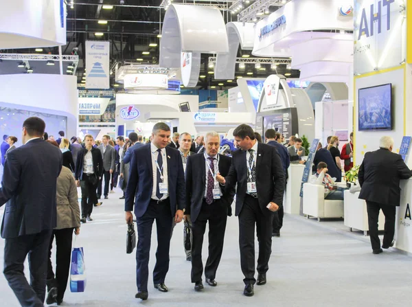 Una multitud de empresarios en Gas Forum . — Foto de Stock