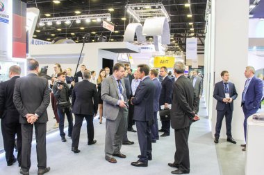 Bir kalabalık iş adamları gaz Forum.