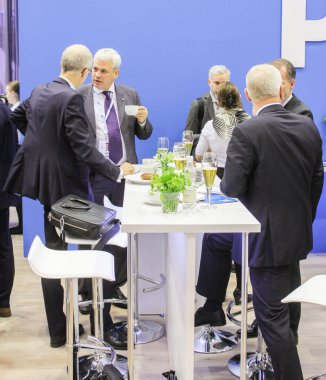 İnsanlar forum rekreasyon alanı'nda.