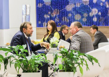 İş adamları masada.