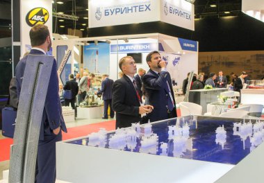 İnsanlar şirketin standında.