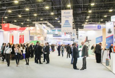 İnsanlar arasında sergiler.