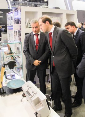 Ekonomi Bakanı şirket stand.