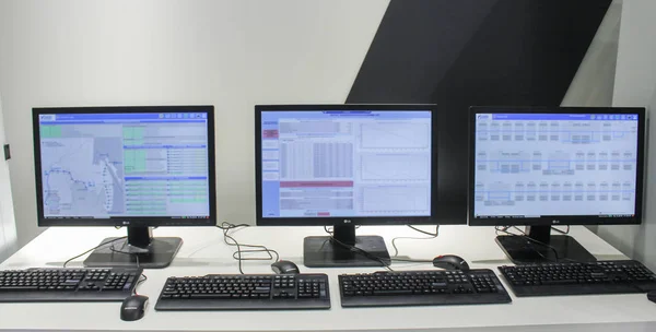 Monitory s klávesnicí na stůl. — Stock fotografie