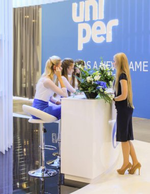 Kasanın arkasındaki üniformalı kızlar.