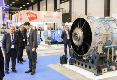 İş adamları ekipman yakınındaki.