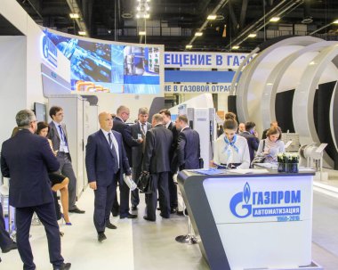 Tartışmalar ve bir grup insan.