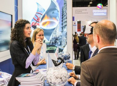 Adam içinde etkileşimli gözlük baktılar.