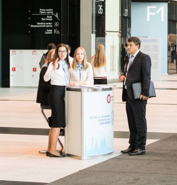 Adam ve kasanın arkasındaki kız.