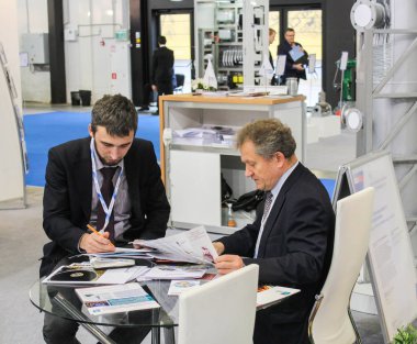 İş adamları broşürler ile masada.