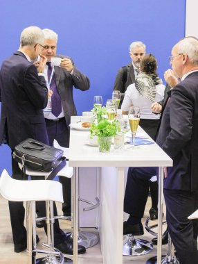 Kasanın arkasındaki bir rekreasyon alanda kişi.