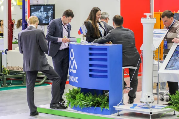 İş adamları şirketin prospektüsüne baktılar.