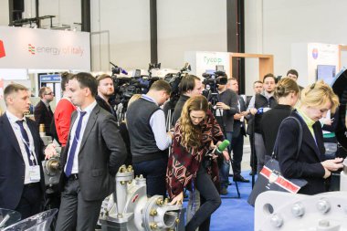 Bekleyen basın mensuplarının bakan yaklaşım.