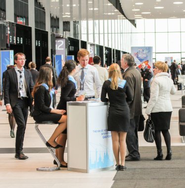 Danışmaya kızlarla ziyaretçi.