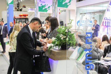 İnsanlar çiçekler ile resepsiyonda.