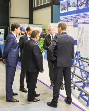 İş insanların konuşmada grup.