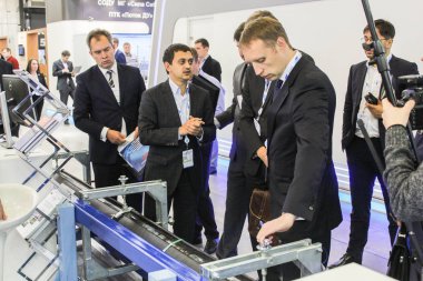 İş insanların konuşmada grup.