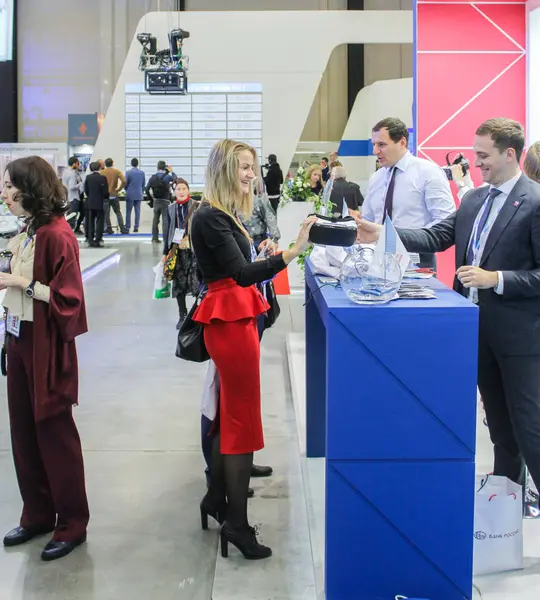 Bir kadın barda kırmızı etekli.