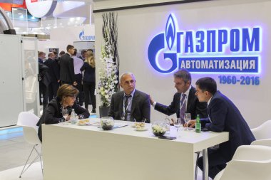 İletişim iş adamları masada.