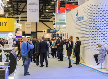 Merkezi koridor iş adamları.