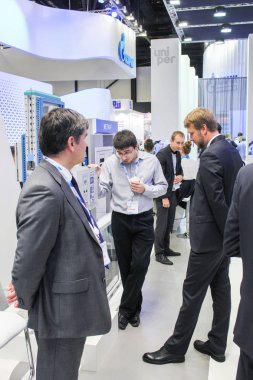 İnsanlar şirketin standında.