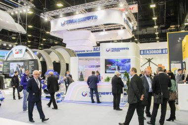 Şirket stand tarafından geçen kişiden.