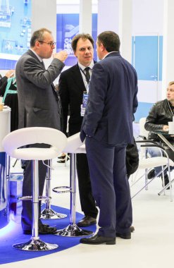 İnsanlar forum rekreasyon alanı'nda.