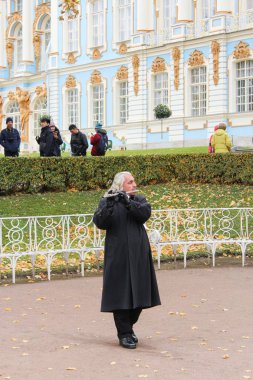 Bir müzisyenle bir flüt.