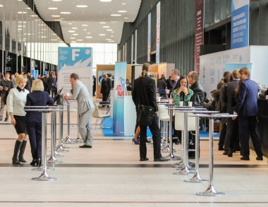 İnsanlar forum rekreasyon alanı'nda.