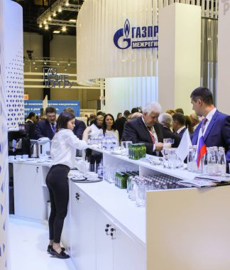 İnsanlar açık büfe sayaç.