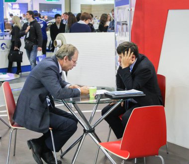 İş adamları masada.